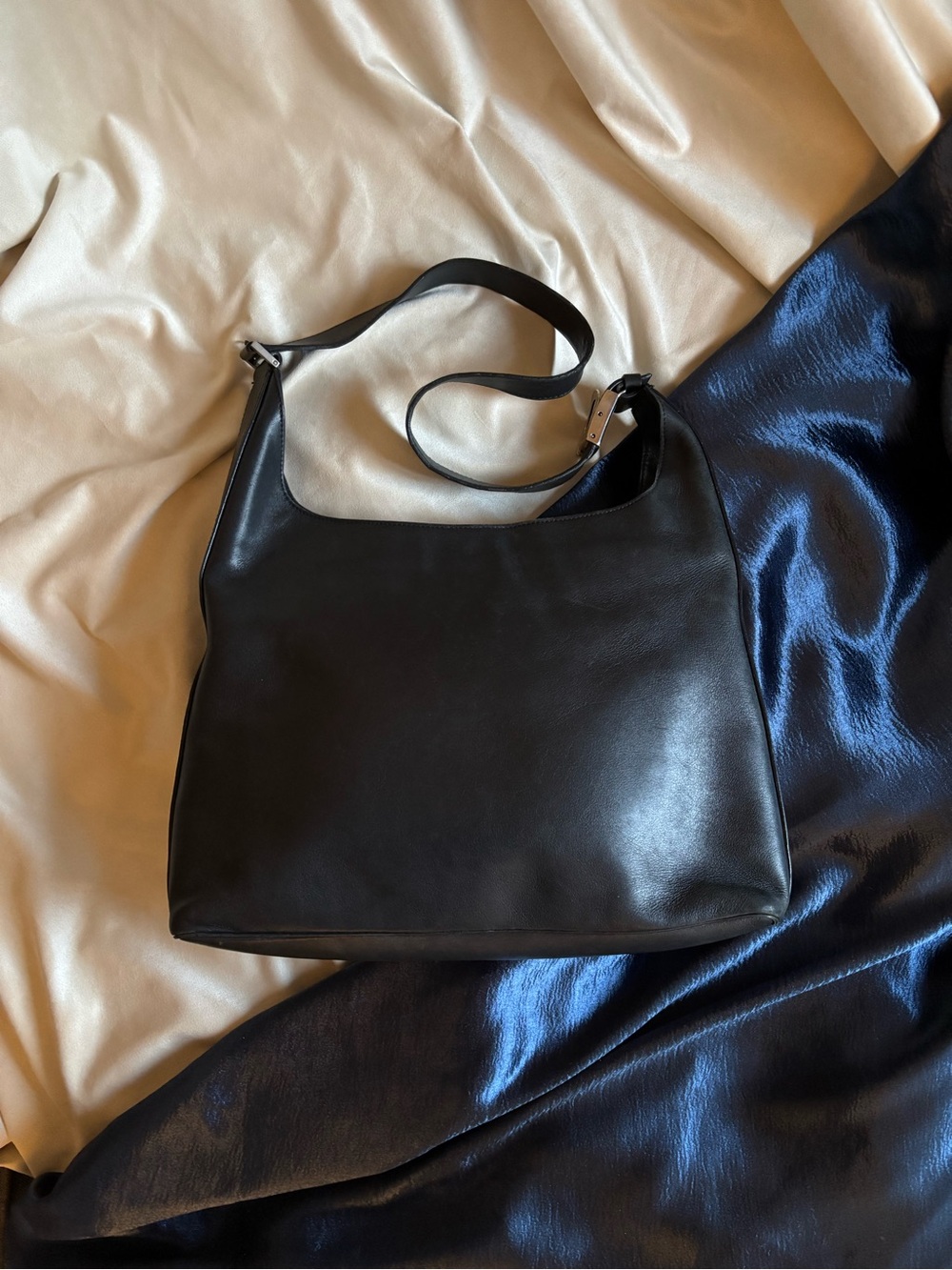 Salvatore Ferragamo Black Leather Shoulder Bag - Picture 2 of 5